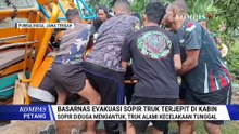 Dramatis! Basarnas Evakuasi Sopir Terjepit dalam Truk Usai Terguling di Purbalingga | KOMPAS PETANG