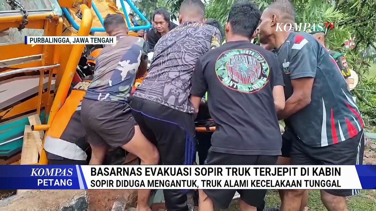 Dramatis! Basarnas Evakuasi Sopir Terjepit dalam Truk Usai Terguling di Purbalingga | KOMPAS PETANG