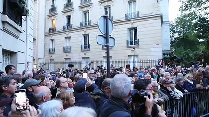 Manifestantes en la entrada a prisión de Nicolas Sarkozy