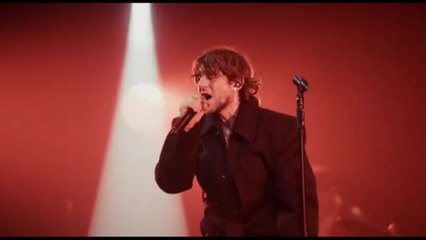 Rkomi nei teatri, un live che è un'esperienza intima e potente