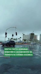 VÍDEO: Ventos fortes derrubam semáforo e causam desvio no trânsito da Avenida Oceânica