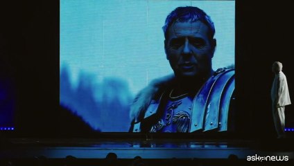 Un viaggio nel futuro con l'ironia di Giorgio Panariello