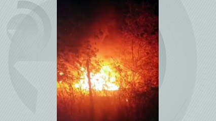 Caminhão baú saí de pista, cai de ribanceira e pega fogo, no Sertão de Alagoas