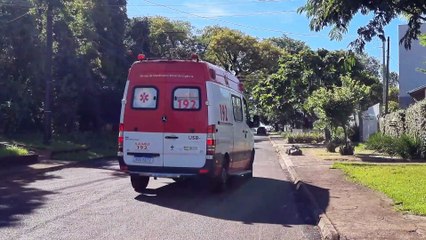Idoso de 85 anos bate a cabeça após cair na cozinha e é socorrido pelo SAMU no bairro Canadá, em Cascavel