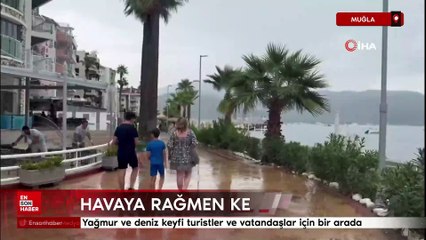 Marmaris’te yağmur ve deniz keyfi turistler ve vatandaşlar için bir arada