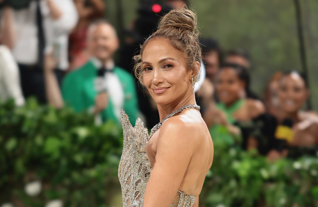 Il primo marito di Jennifer Lopez, Ojani Noa, l’accusa di essere stata infedele durante il matrimonio