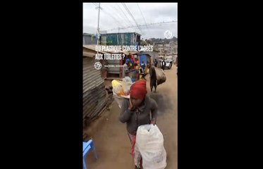 Kenya : à Nairobi, des femmes récoltent du plastique contre un accès à des sanitaires