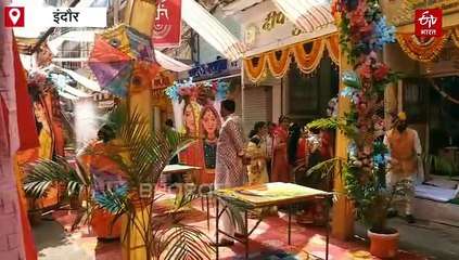 चरणों में होता है पूरा शहर, एक दूसरे का पैर छू कर देते हैं दीपावली की बधाई