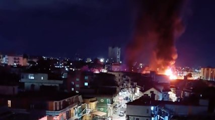 Napoli, incendio in capannone di ricambi auto a Ponticelli (21.10.25)