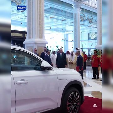 Cumhurbaşkanı Erdoğan, resmi temaslarda bulunmak üzere geldiği Kuveyt'te, Kuveyt Emiri Meşal el-Ahmed el-Cabir es-Sabah'a Togg hediye etti