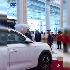 Cumhurbaşkanı Erdoğan, resmi temaslarda bulunmak üzere geldiği Kuveyt'te, Kuveyt Emiri Meşal el-Ahmed el-Cabir es-Sabah'a Togg hediye etti