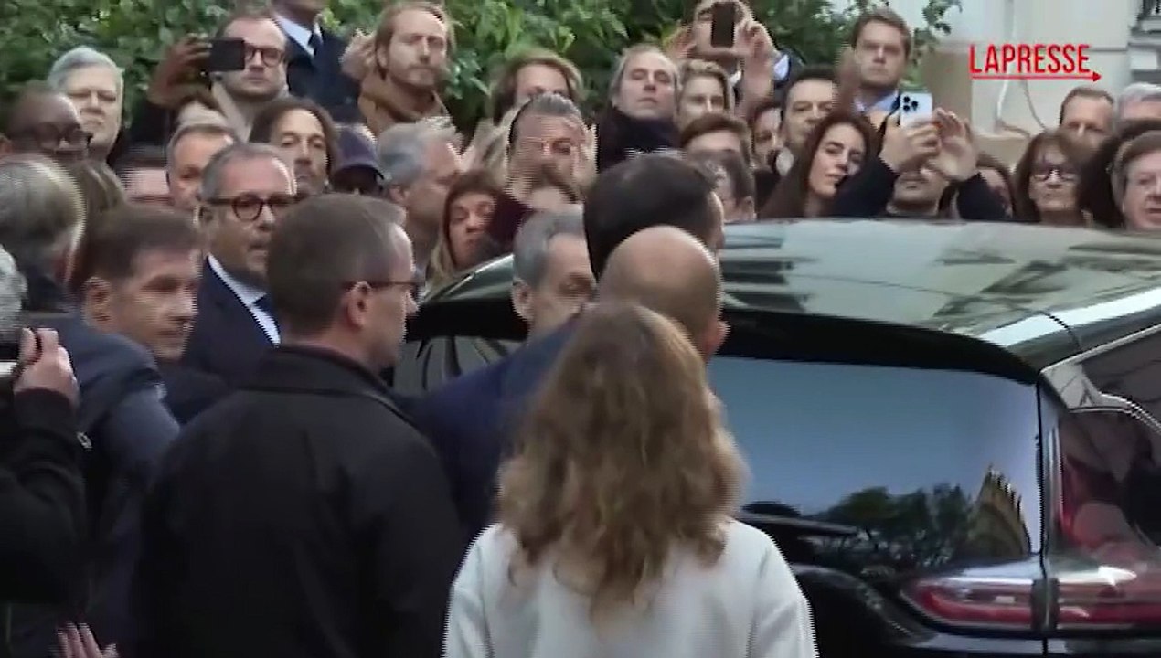 Francia, Sarkozy va in carcere: l'uscita da casa mano nella mano con Carla Bruni