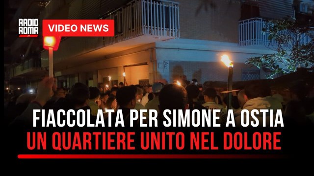 A Ostia la fiaccolata per Simone, dolore e silenzio per il 19enne ucciso: Non si può morire così (VIDEO)