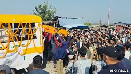 Nepal, cerimonia per l'ostaggio ucciso a Gaza nella sua città natale