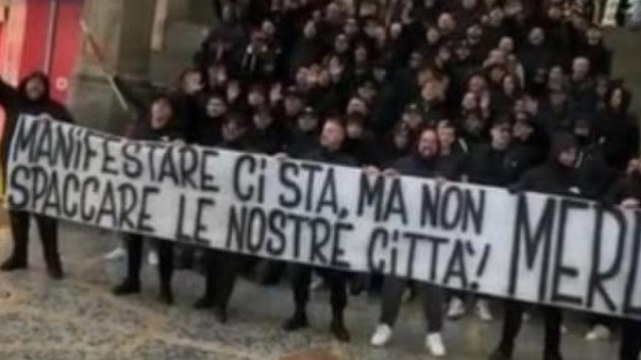 VIDEO Juve, corteo ultrà a Milano: cori, saluti romani e striscione contro i proPal