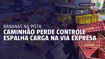 Caminhão carregado de bananas perde controle e espalha carga na Via Expressa