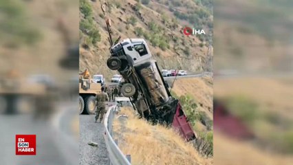 Hakkari Şemdinli'de uçuruma düşen kamyonu askeri vinç kurtardı