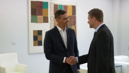 Reunión entre el presidente del Gobierno, Pedro Sánchez, y los principales directivos de Rovi y Roche.