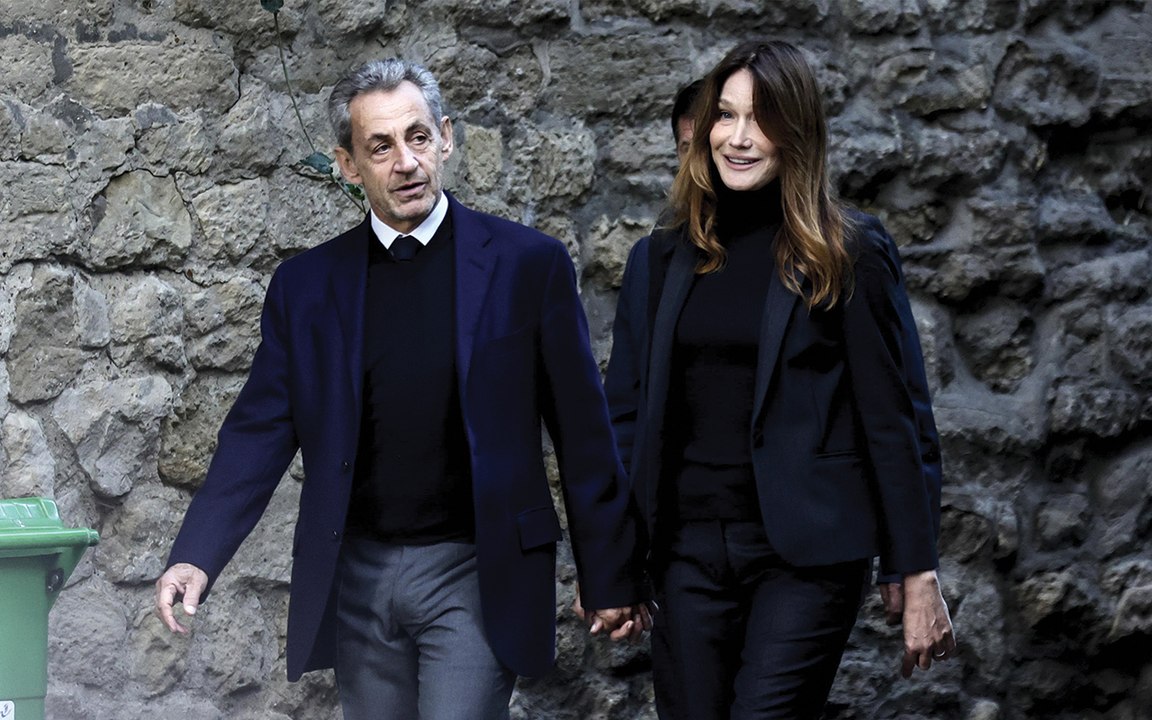 Parigi: Nicolas Sarkozy mano nella mano con Carla Bruni verso il carcere, tra i supporter