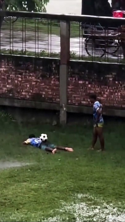 LA INSÓLITA FORMA DE PATEAR UN CORNER