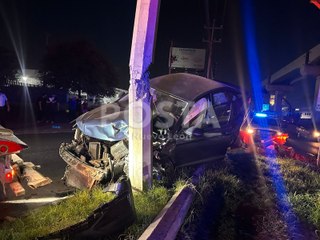 VIDEO | Choque en Apodaca por falta de señalización deja poste dañado