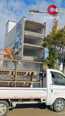 Tedbirsiz bina yıkımı kamerada! Binanın çökme anı araçlara ve yayalara tehlike saçtı