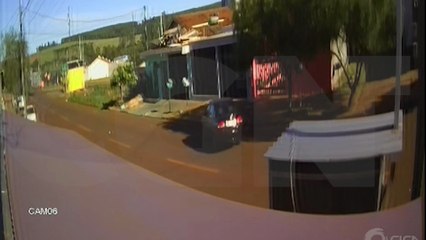 Vídeo mostra carro realizando contorno na rua durante colisão com moto