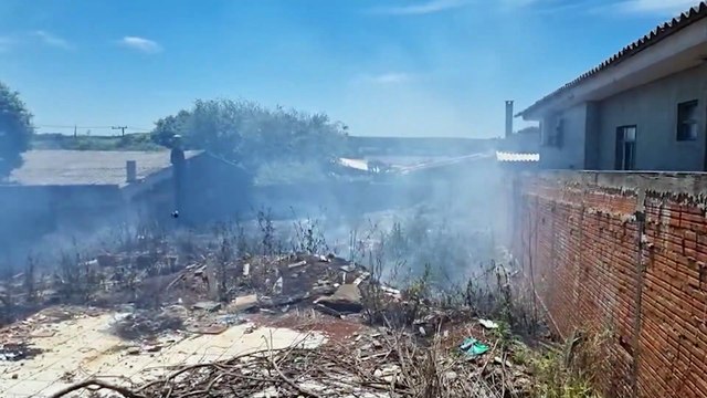 Bombeiros combatem incêndio em vegetação no bairro Floresta, em Cascavel