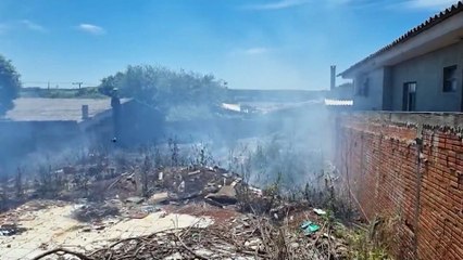 Bombeiros combatem incêndio em vegetação no bairro Floresta, em Cascavel