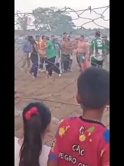 Un policía sacó su arma en medio de los incidentes en la final de un partido de fútbol en Salta