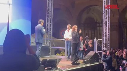 Ovazione per Ranucci alla manifestazione per la libertà di stampa a Roma