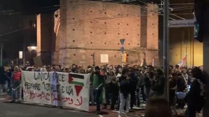 Bologna, il video corteo dei Giovani palestinesi e dei collettivi da piazza Nettuno ai viali
