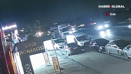 Sultangazi'de TIR park halindeki araçları biçti: 1 yaralı