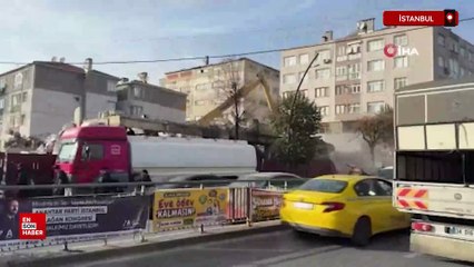 İstanbul'da kontrolsüz yıkım tehlike saçtı, bina parçaları caddeye savruldu