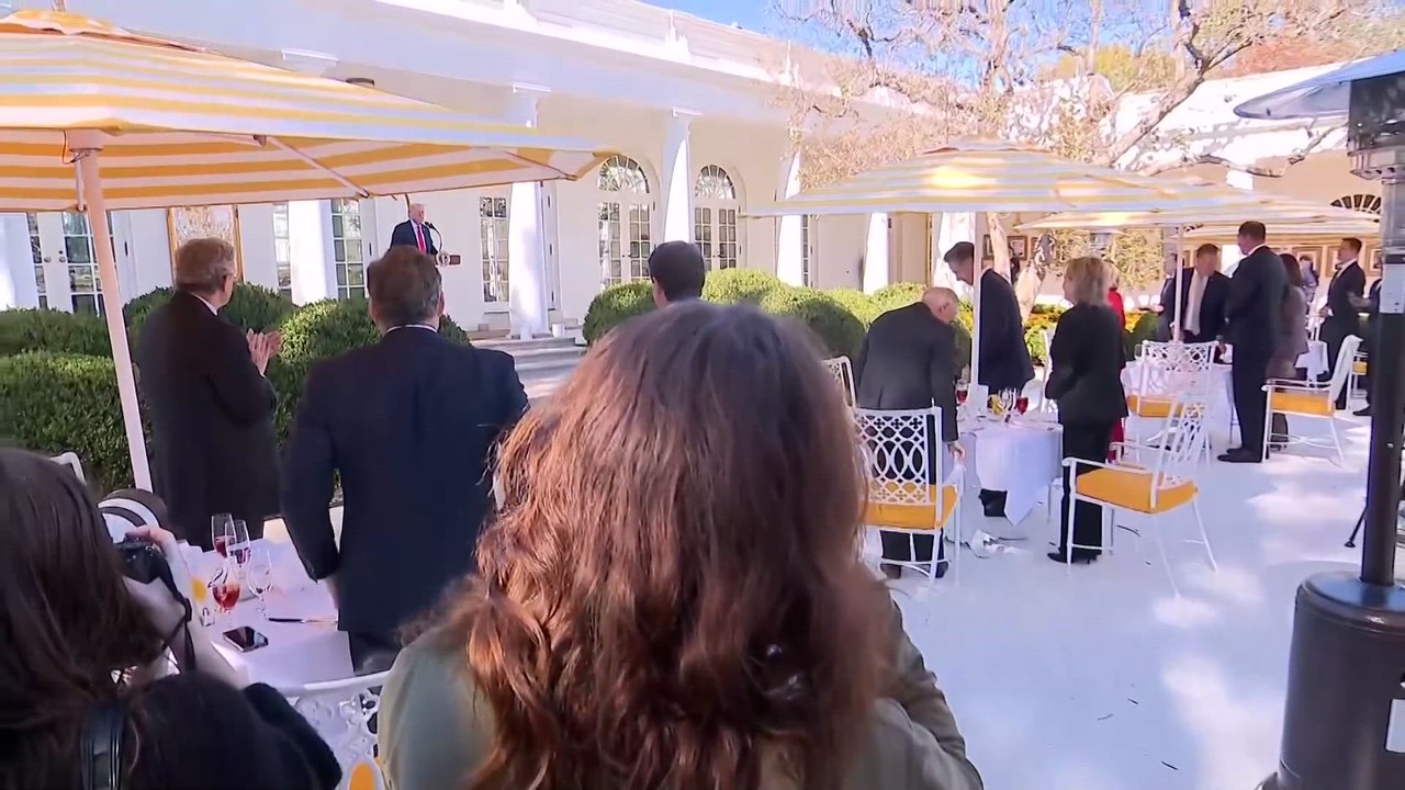 TRUMP BLAMES DEMOCRATS AS GOVERNMENT SHUTDOWN DRAGS INTO THIRD WEEK