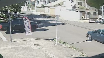 Câmera flagra colisão entre caminhonete e carro no Bairro Neva