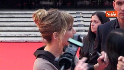 Jennifer Lawrence accolta dai fan sul red carpet della mostra del Cinema di Roma