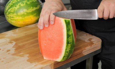 Cool chef sets fire to fish & cooks Korean sweet and sour chicken and seafood with a wok 🔥🐙