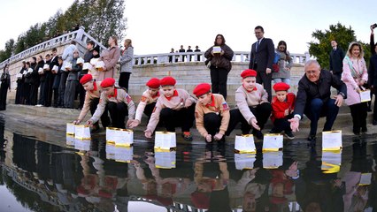 러 학생들, 북한군에 "감사합니다" 종이등불배 보내 / YTN