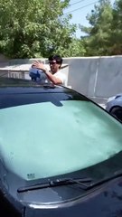 A child trapped in a car was rescued in seconds by an expert in opening doors and cars!