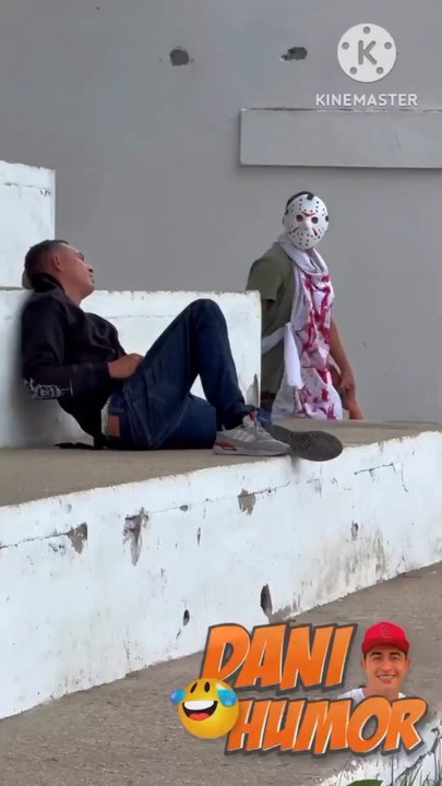 Foreigners prank passersby Foreign entertainment performances are not harmful