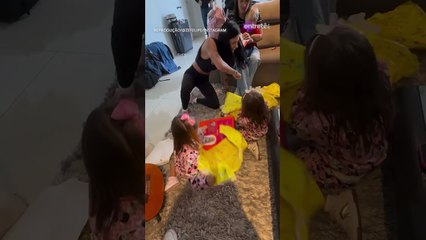 Ana Castela encontra filhos de Zé Felipe com Virginia e dá bonecas 'boiadeiras' de presente #shorts