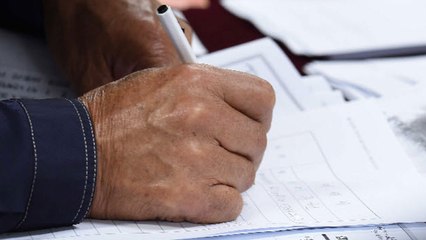 60세 이상 비정규직 첫 300만 명 돌파...정규직·비정규직 임금 격차 역대 최대 / YTN