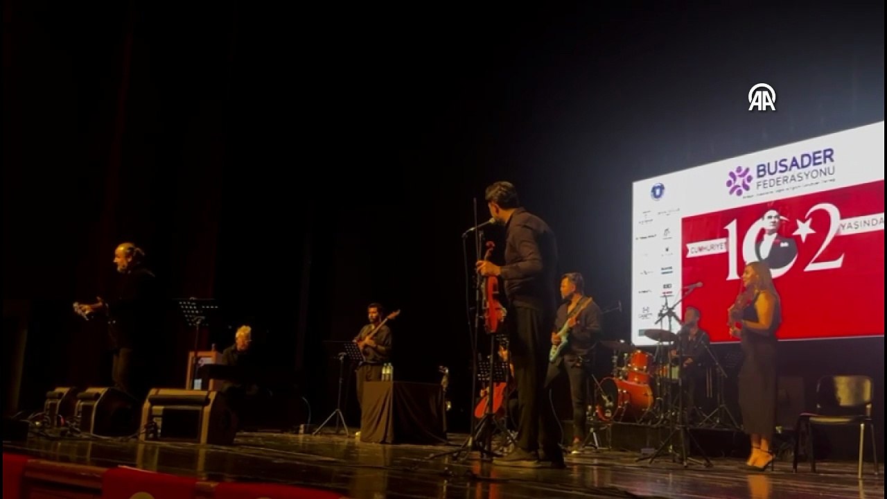 Bursa\'daki \"Cumhuriyet Konseri\"nde sahne opera sanatçısı Hakan Aysev\'in