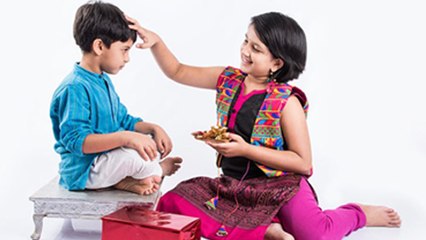 Bhai Dooj Puja Vidhi 2025: भाई दूज पर तिलक कैसे करें,किस दिशा में बैठें,किस उंगली से टीका करें ?