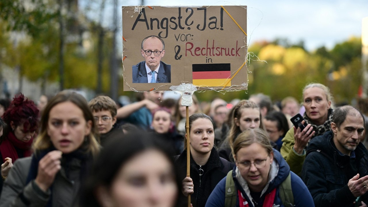 Protest gegen 'Stadtbild'-Äußerungen von Merz vor CDU-Zentrale