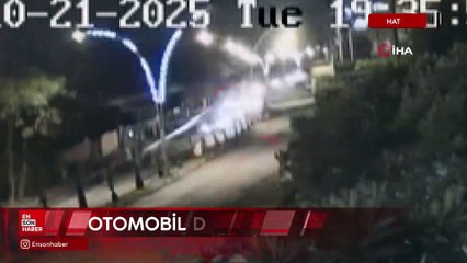 Hatay'da otomobilin aydınlatma direğine çarptığı anlar kameraya yansıdı