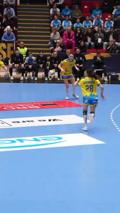 Quand laura flippes feinte une défense entière pour aller au but