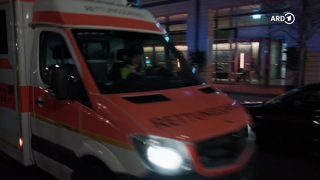 In aller Freundschaft: Ein Kuss zu viel | Folge 1111