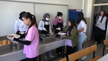 Diyarbakır’da öğrencilerden sokak hayvanlarına gönül köprüsü